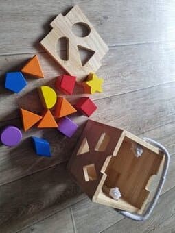 Dřevěná vkládačka kostka