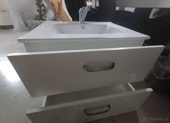 Závěsná skrinka s umyvadlem