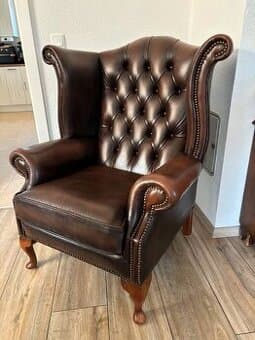 Křeslo hnědé kožené Chesterfield - pravá kůže