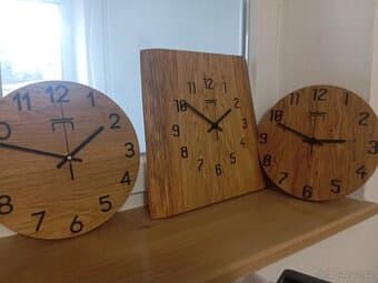Různé hodiny z dubu (prodej prototypů z výroby)