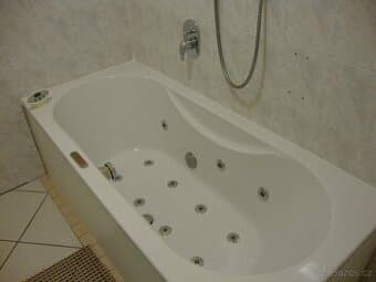 Masážní vana - vířivka