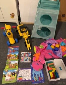 hracky pro děti + kos na hračky