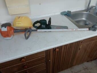 Dětská pila, křovinořez a helma