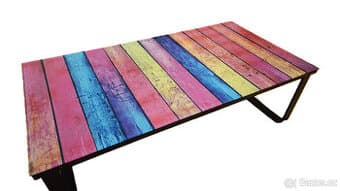 Skleněný konferenční stůl.