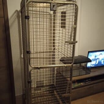 Velká klec z ocelí na kolečkách