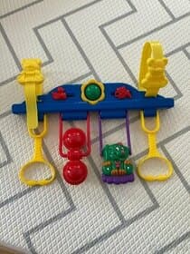 Hrazdička na postýlku