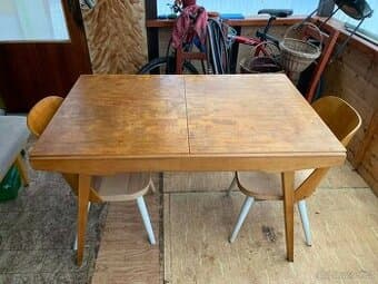 Dřevěný stůl+židle