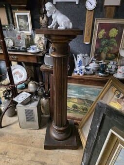 Starý dřevěný sloup, podstavec na sochu...