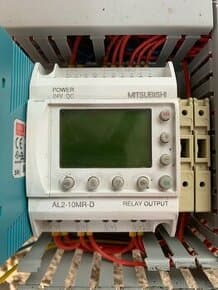 Spouštěč motoru ABB MS325 - 2.5 až 4 A a PLC Mitsubishi AL2