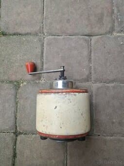 Starý mlýnek na kávu