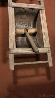 Starý mlýnek na mák , lis na ovoce