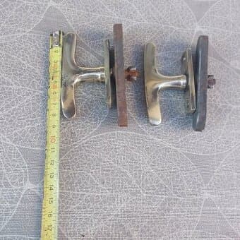 Staré mosazné kličky k oknům.