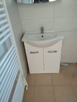 Prodám koupelnovou skříňku, s umyvadlem a baterii