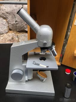 Profi neměcký mikroskop Hertel a Reuss Kessel s přisvítem vč