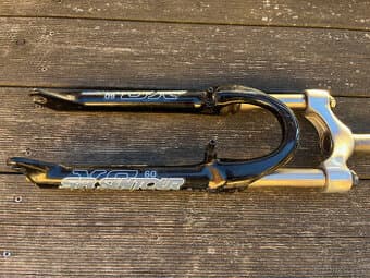 Odpružená vidlice SR Suntour na 26 kola