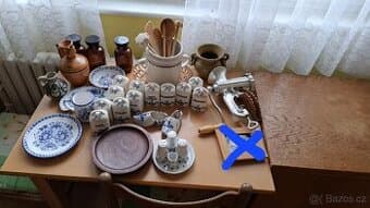 Různé bytové dekorace a cibuláky