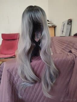 Nová dlouhá šedostříbrná paruka s odrostem a ofinou