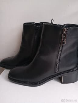 Dámské černé kotníčkové boty vel. 41