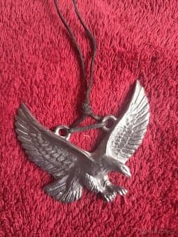 Kovový přívěsek ve tvaru orla, rozměr cca 6x6 cm