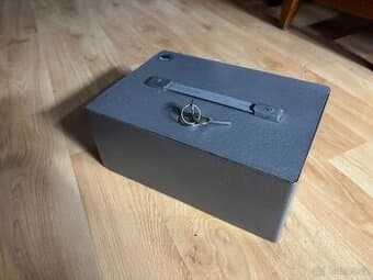 Kovový uzamykatelný box / pokladna