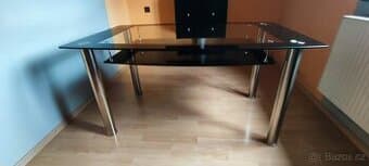 Skleněný jídelní stůl