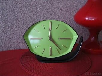 Retro hodiny, sedmidenní - "BRUSEL" - světle zelená