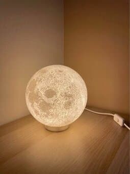 Lampička ve tvaru měsíce