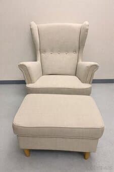 křeslo ušák IKEA Strandmon s podnožkou
