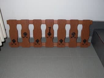 Dřevěný  bytelný věšák na zeď