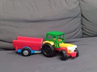 traktor se sklopným valníkem