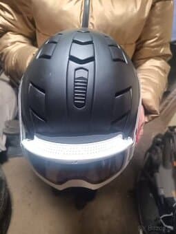 Prodám lyžařskou helmu Wedze i s brýlemi Wedze