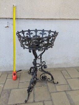 Stojan na květinu starožitný kovaný