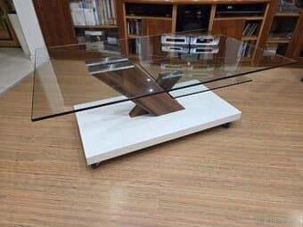 Designový konferenční stolek sklo / ořech – moderní styl