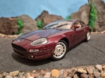 Prodám model 1:18 Aston Martin DB7