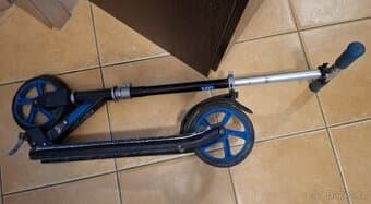 Koloběžka, 2x hokejka, 1x rukavice hokejové