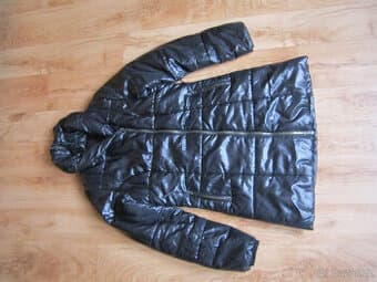 Zimní bunda černá, vel. M/38, lesklá, lehká a teplá