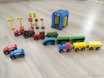 Dřevěné vláčky do vláčkodráhy + myčka a značky