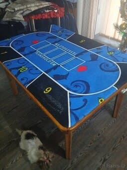 Prodám karetní stůl.