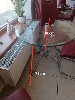 Skleněný jídelní stůl kulatý