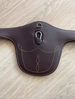 Kentucky skokový podbřišník 140cm