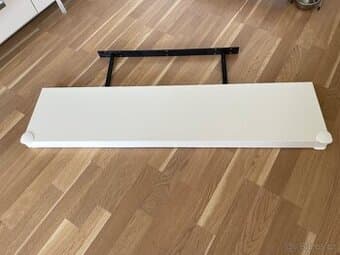 Nástěnná police LACK z IKEA s ochrannými rohy v TOP STAVU
