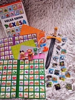 Dřevěný meč, prstoví maňásci,autíčka, magnety, pexeso