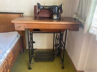 šlapací šicí stroj Bynov