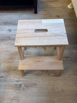 Dřevěné schůdky / stolička IKEA BEKVÄM/Dřevěny stupínek