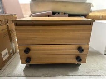 Malá skříňka na kolečkách