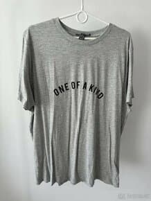 Šedé tričko s nápisem