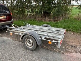 Vlek na motorky k zapůjčení