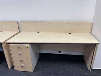 Kancelářský stůl s paravánem a šuplíky (2 ks stolů) TOP STAV