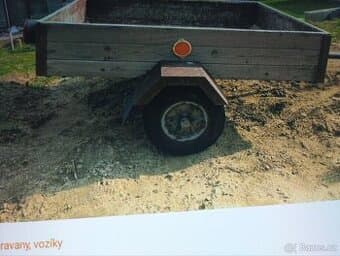 Přívěsný vozík za auto na malých kolech