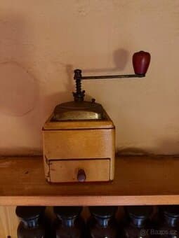 Starožitný dřevěný mlýnek na kávu